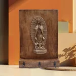 Virge de Guadalupe sobre madera natural