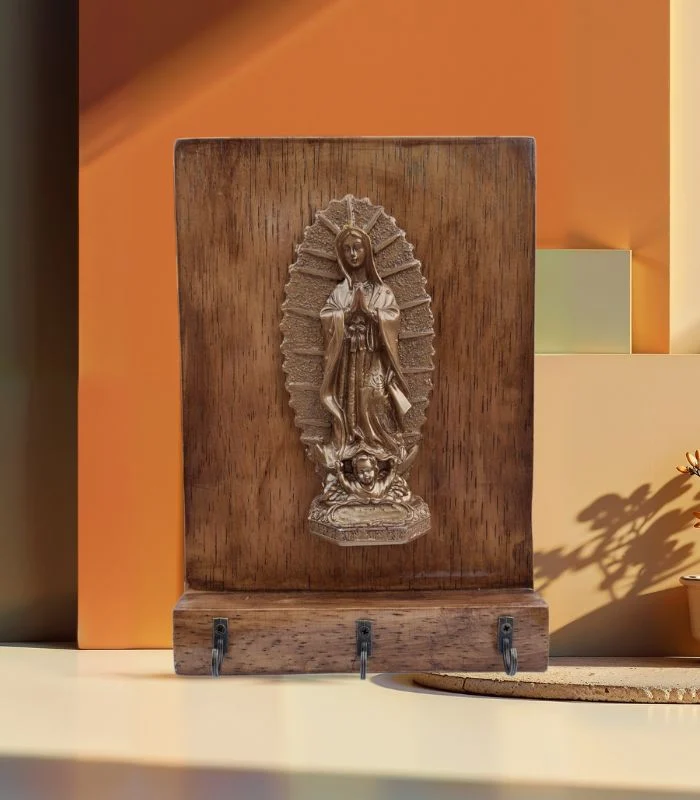 Virge de Guadalupe sobre madera natural
