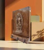 virgen de Guadalupe sobre madera natural