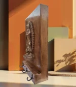virgen de Guadalupe sobre madera natural