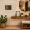 Porta llaves de madera para pared decorando la entrada de una casa.