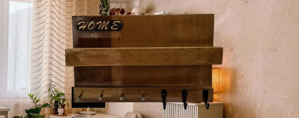 decorar la entrada de tu casa con accesorios de madera